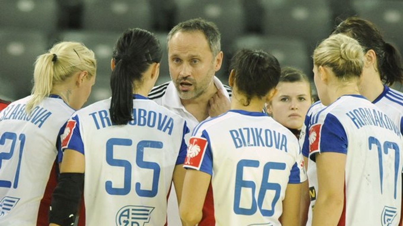 Dušan Poloz postúpil zo skupiny ME už ako asistent trénera v českej reprezentácii. So Slovenkami to dokázal ako hlavný tréner.