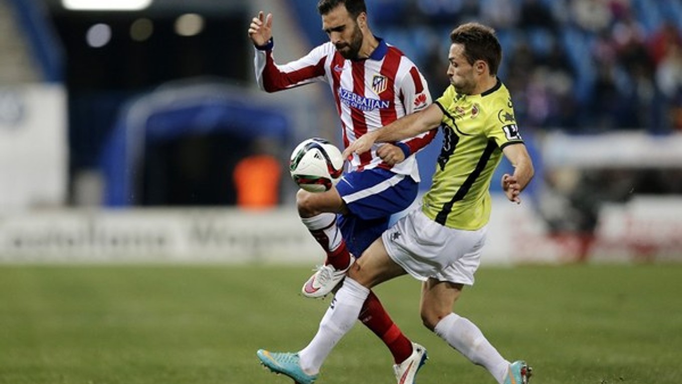 Jesús Gaméz z Atlética (vľavo) a hráč Hospitaletu Barrera.