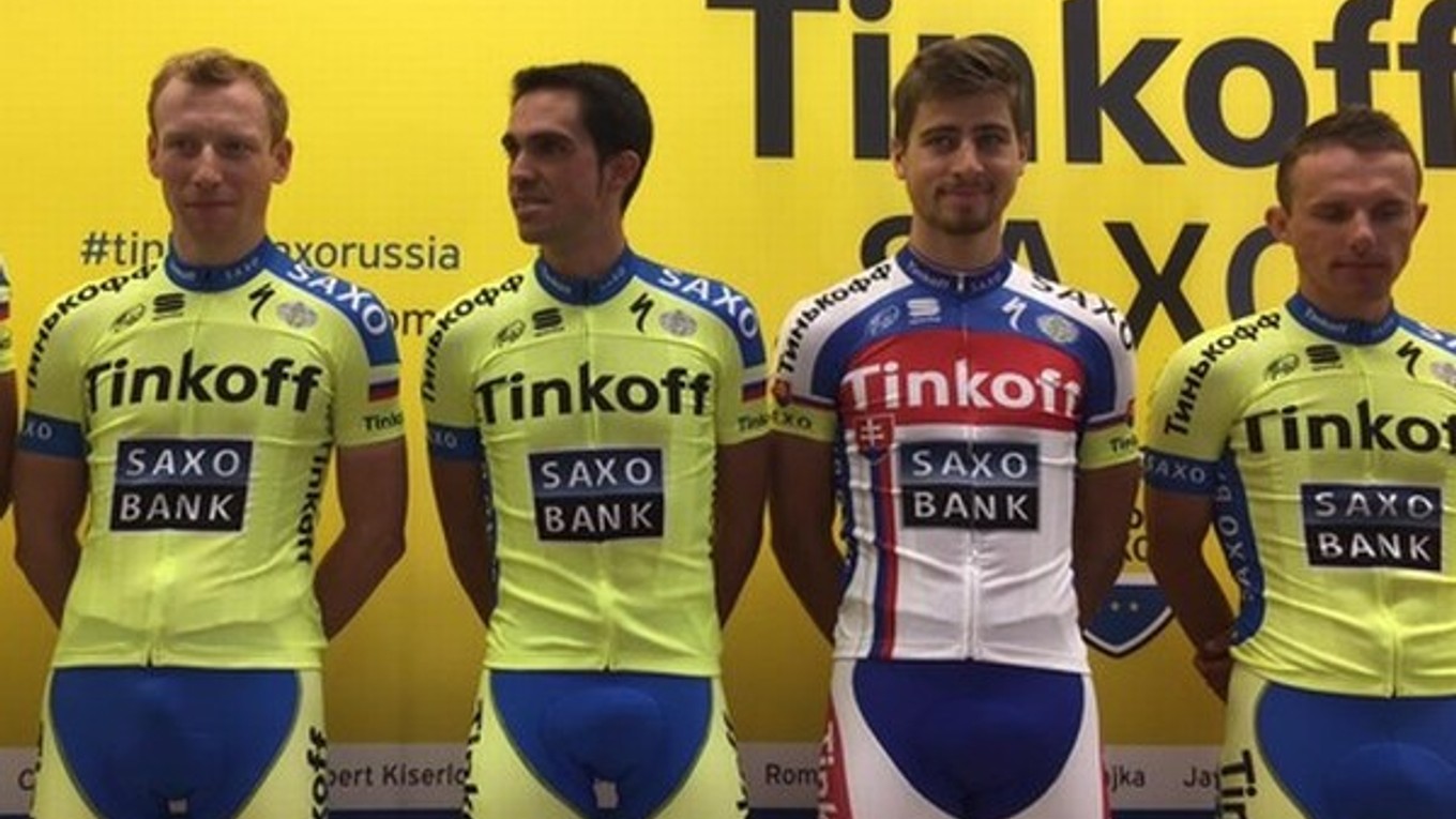 Cyklistický tím predstavil dresy na budúcu sezónu. Vľavo veďla Petra Sagana v drese slovenského majstra je Alberto Contador.
