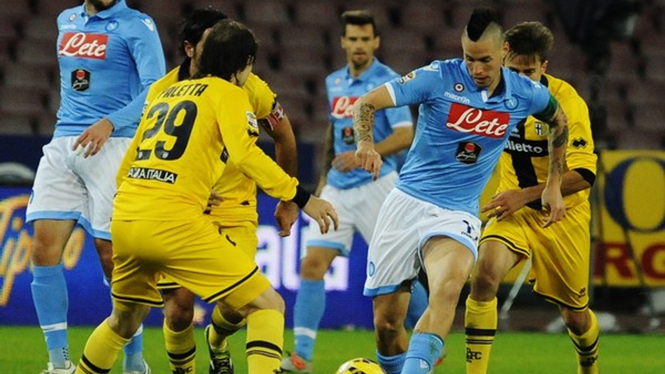 Kapitán Neapolu Slovák Marek Hamšík.