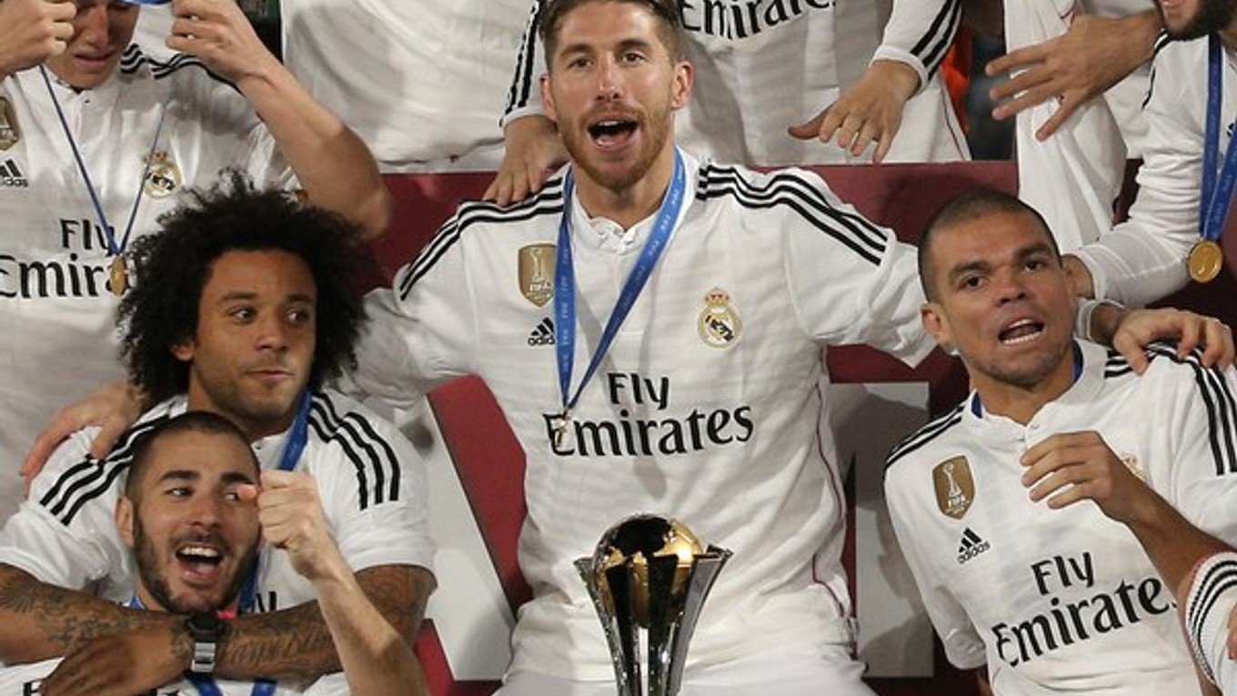 Ramos v strede pózuje s pohárom.