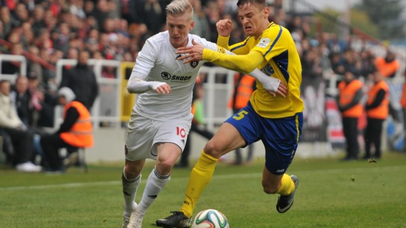 Ján Vlasko (vľavo) sa snaží obísť Košičana Tomáša Huka.