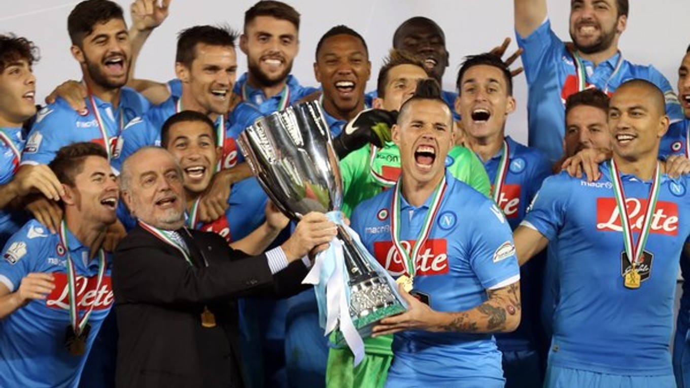 Marek Hamšík s trofejou za víťazstvo v talianskom Superpohári.