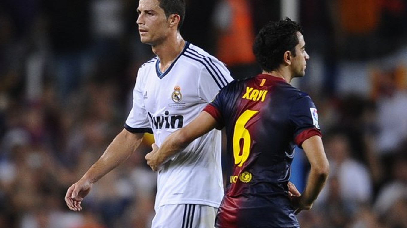 Xavi (vpravo) tvrdí, že Ronaldo si nezaslúži Zlatú loptu.