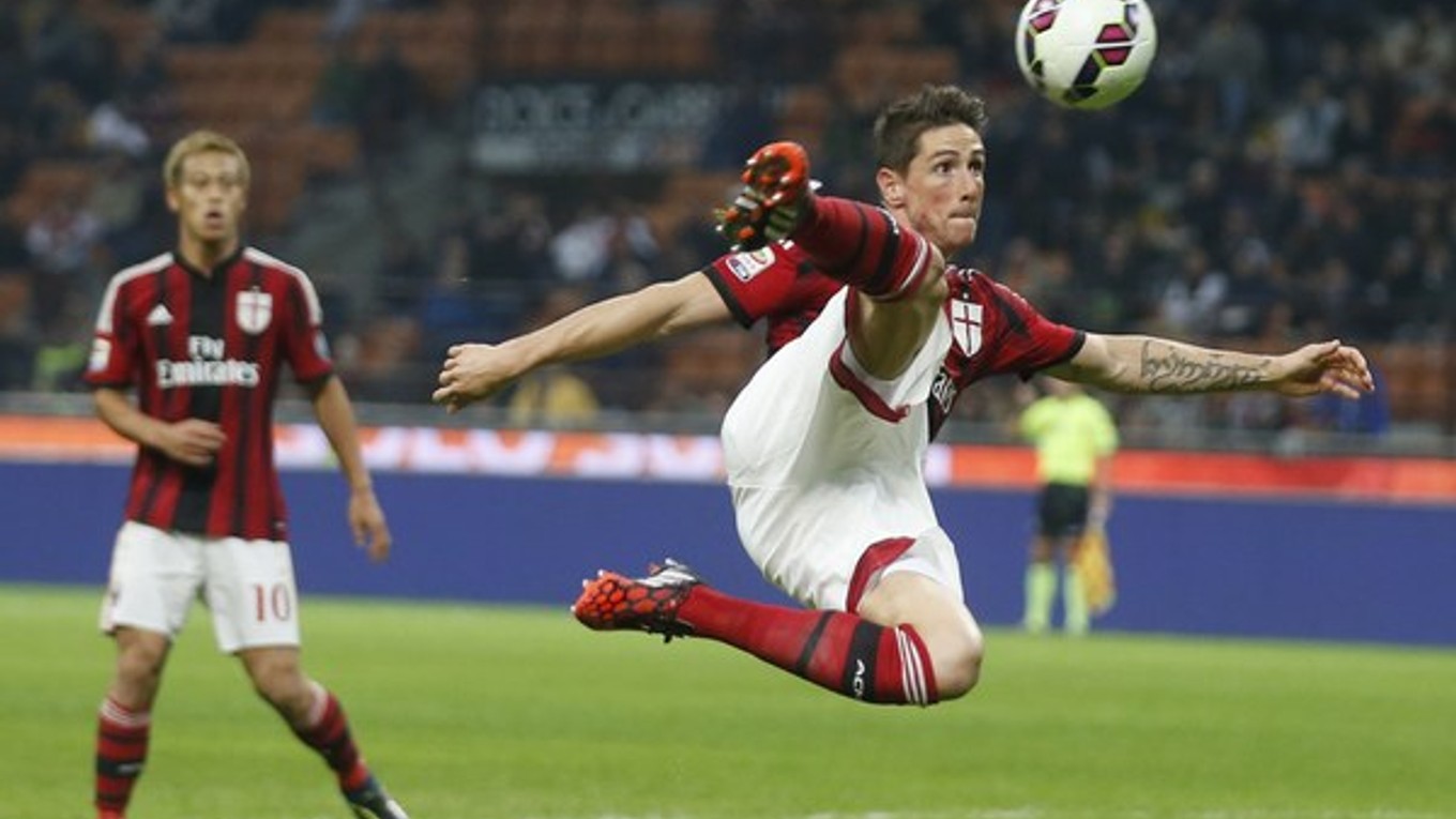 Fernando Torres strieľa na bránu Fiorentíny.