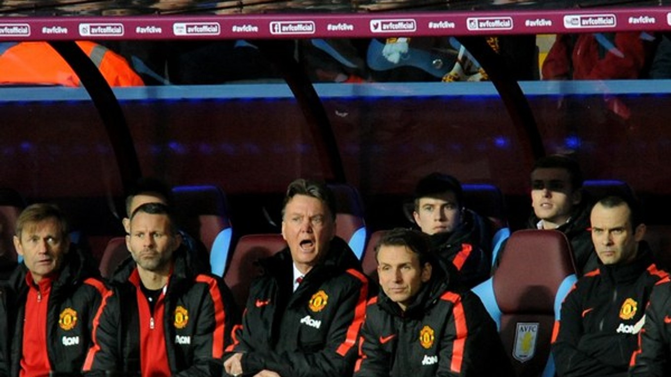Tréner Manchesteru United Louis van Gaal (v strede).