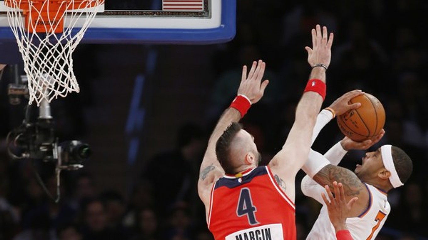 Marcin Gortat z tímu Washington Wizards bráni hráča New York Knicks Carmela Anthonyho.
