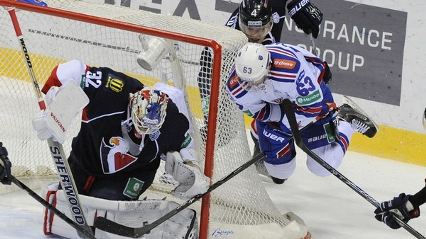 Jevgenij Dadonov pred bránkou Slovana.