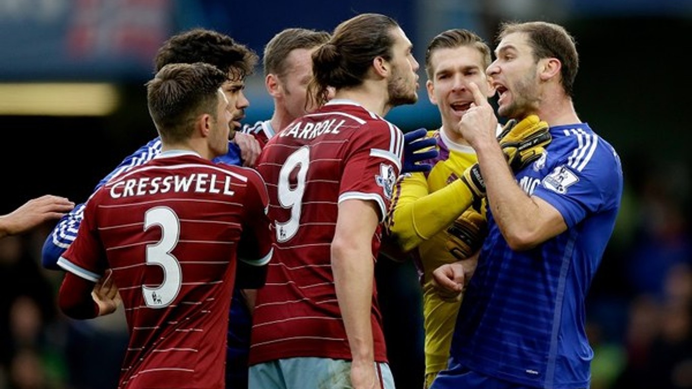 Andy Carroll argumentuje, že Branislav Ivanovič (vpravo) simuloval pád v šestnástke.