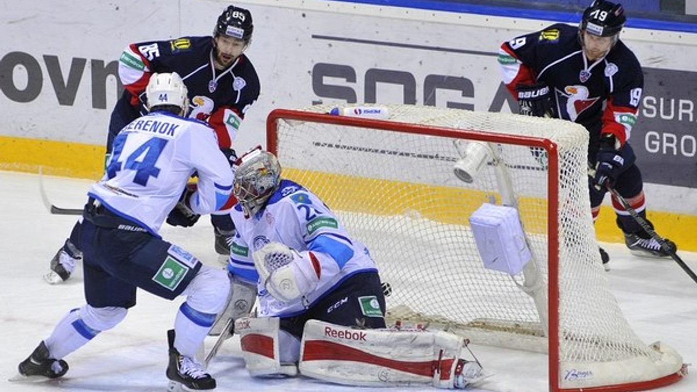 Hokejisti Astany na ľade Slovana Bratislava.