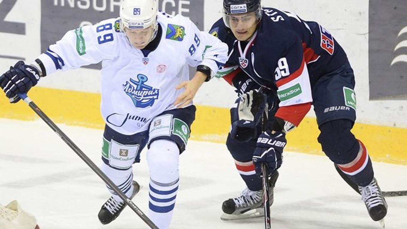 Andrej Šťastný (vpravo) počas zápasu proti Admiralu Vladivostok.
