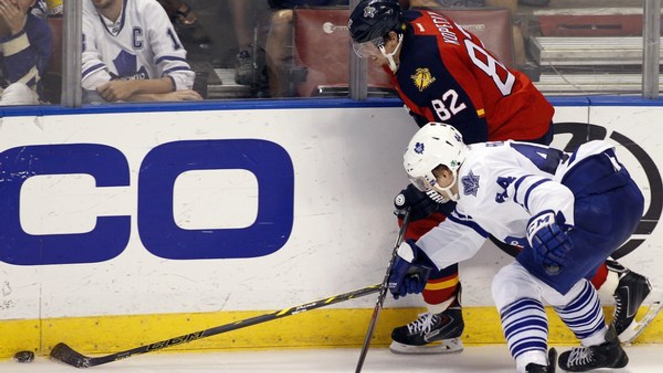 Obranca tímu Toronto Maple Leafs Morgan Rielly (s číslom 44) a útočník tímu Florida Panthers Tomáš Kopecký.