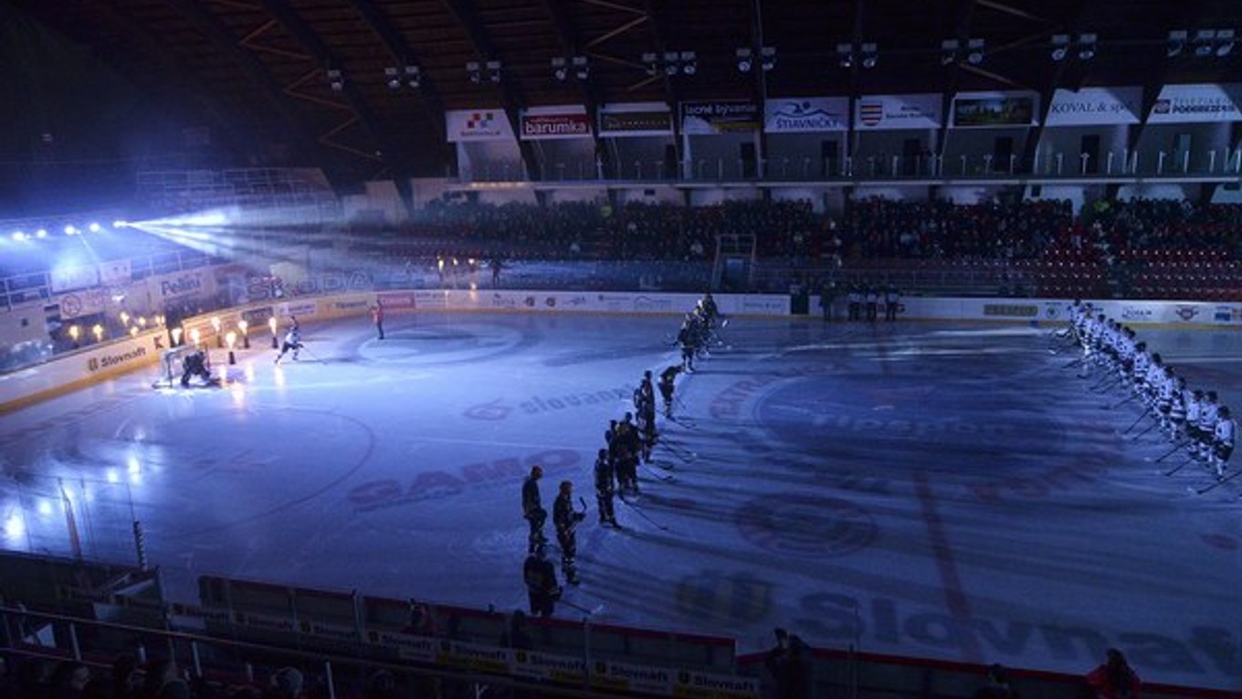 Úvodný domáci zápas nováčika Európskej univerzitnej hokejovej ligy UMB Banská Bystrica s tímom City Gladiators Trenčín v Banskej Bystrici v stredu 5. novembra 2014.