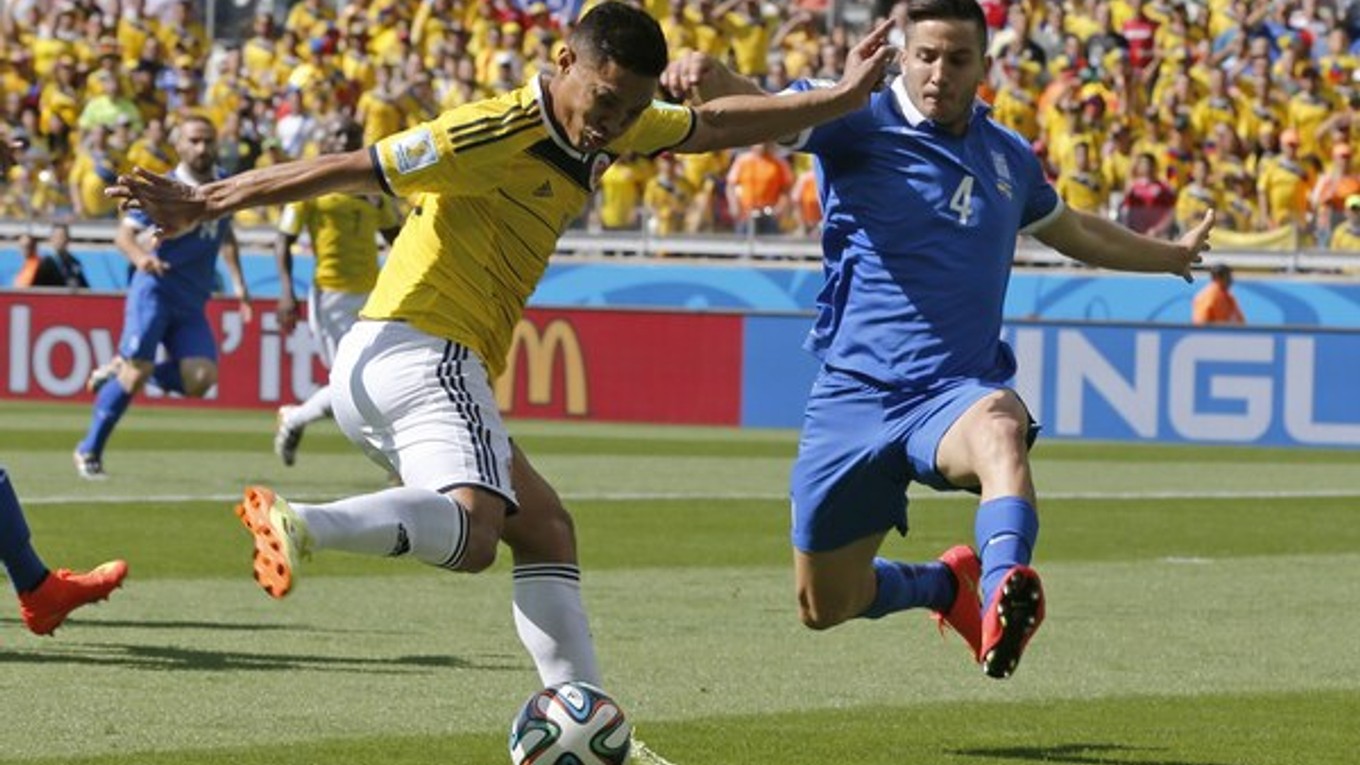 Kolumbijský futbalista Teofilo Gutierrez (vľavo).