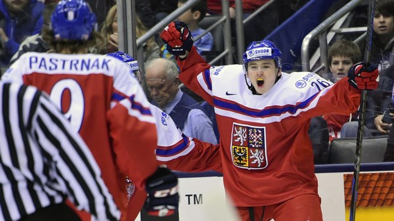 Český hokejista Patrik Zdráhal sa raduje z gólu v zápase proti Rusom.