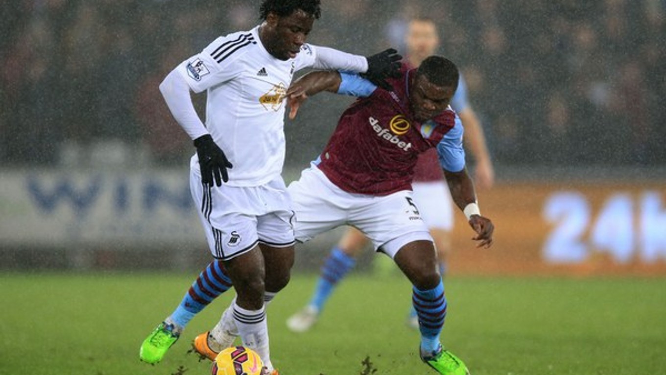 Bony Wilfried (vľavo) sa snaží obísť hráča Aston Villy Joresa Okoreho.