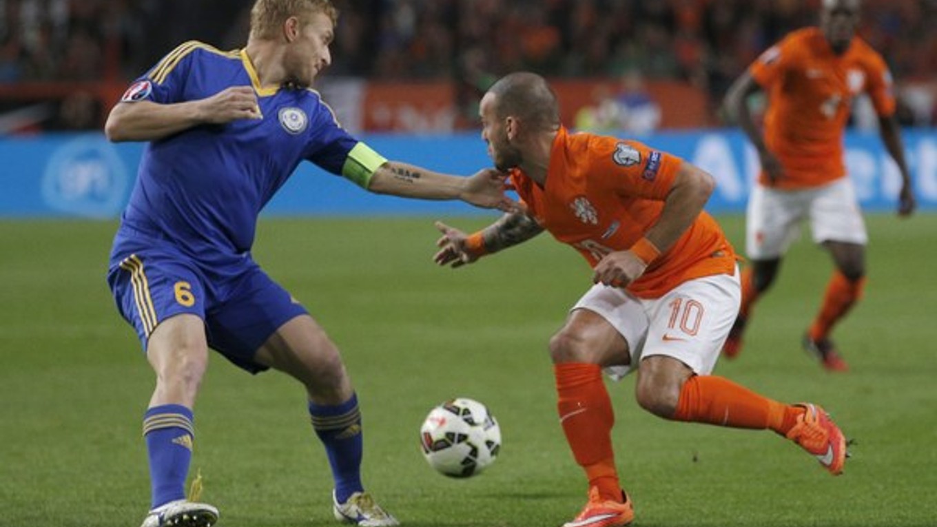 Wesley Sneijder (vpravo) je oporou aj v holandskej reprezentácii.