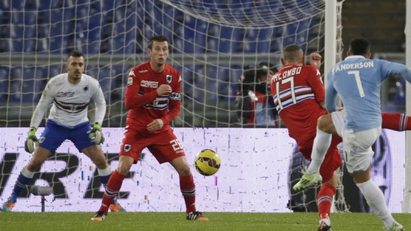Vpravo hráč Lazia Felipe Anderson strieľa gól v predohrávke 17. kola Lazio Rím - Sampdoria Janov v Ríme.