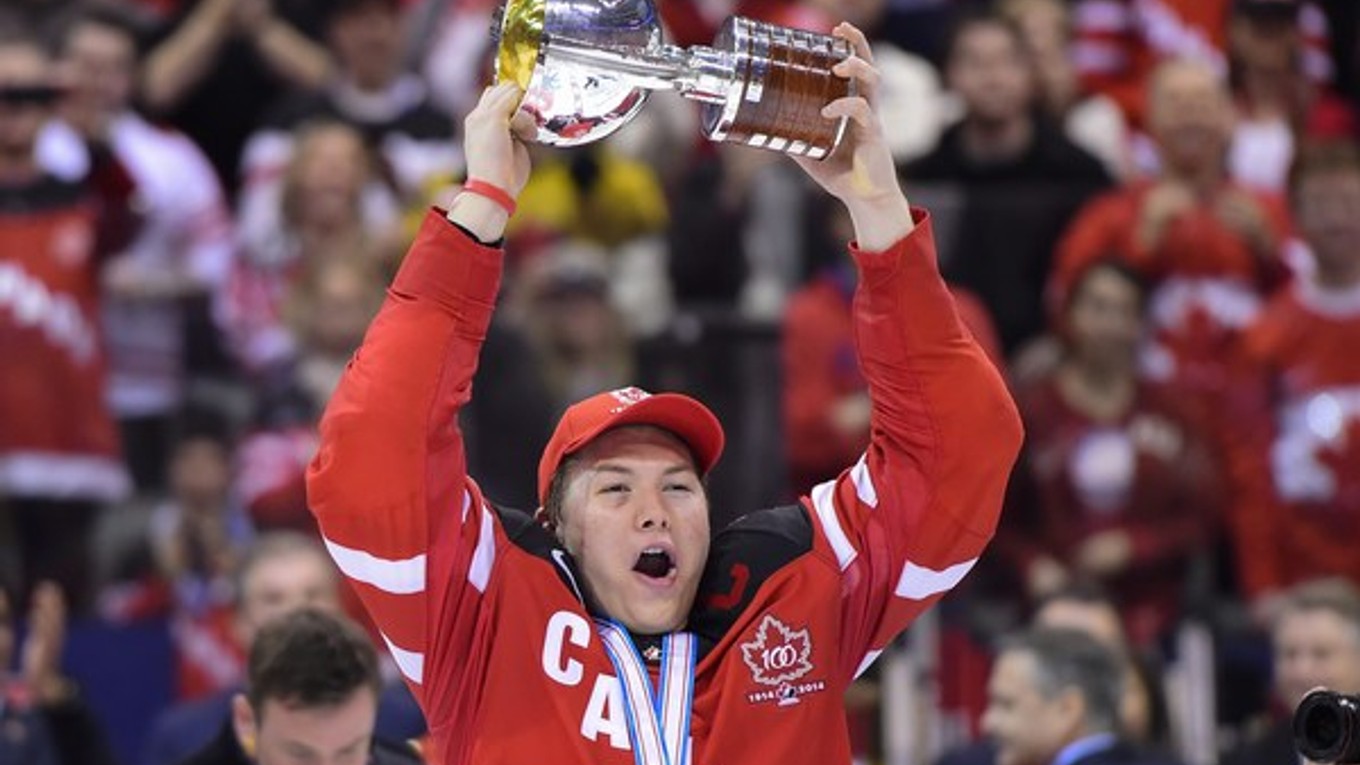 Kapitán kanadských hokejistov do 20 rokov Curtis Lazar.