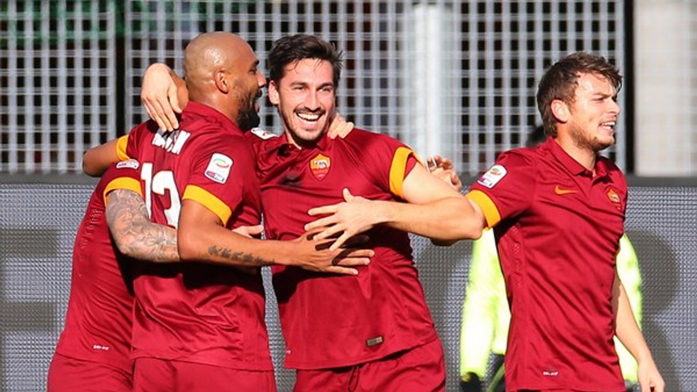 Davide Astori (v strede) a vľavo Maicon z AS Rím.