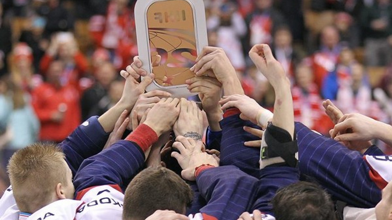 Slovenskí hokejisti s trofejou za tretie miesto.