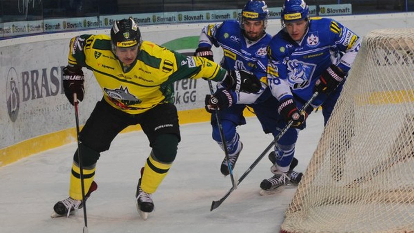Juraj Ďurkech zo Žiliny (vľavo) a vpravo Andreas Štrauch(uprostred) a Peter Boltun (obaja Poprad) v zápase 38. kola.