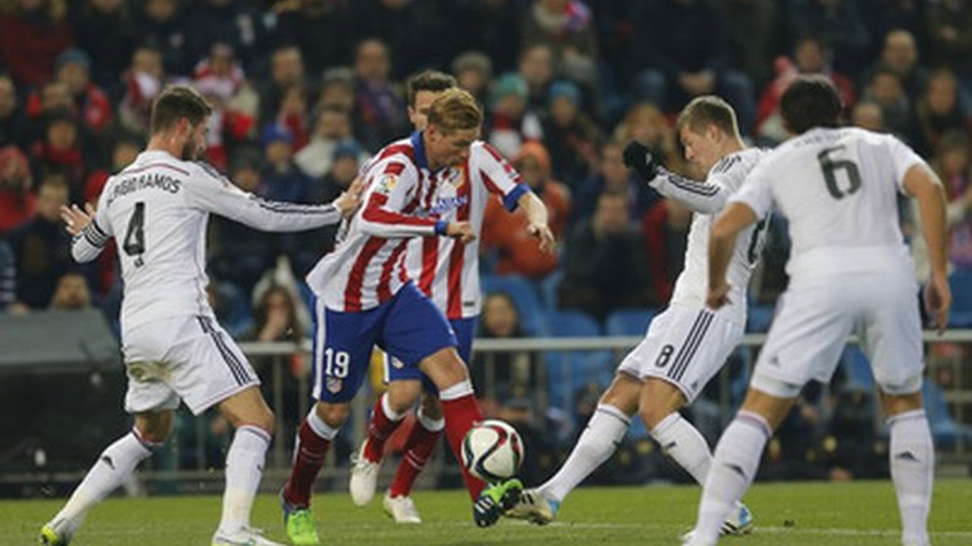 Torres (vedie loptu) proti prevahe hráčov Realu.