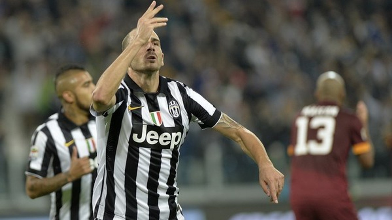 Bonucci oslavuje víťazný gól proti AS Rím.