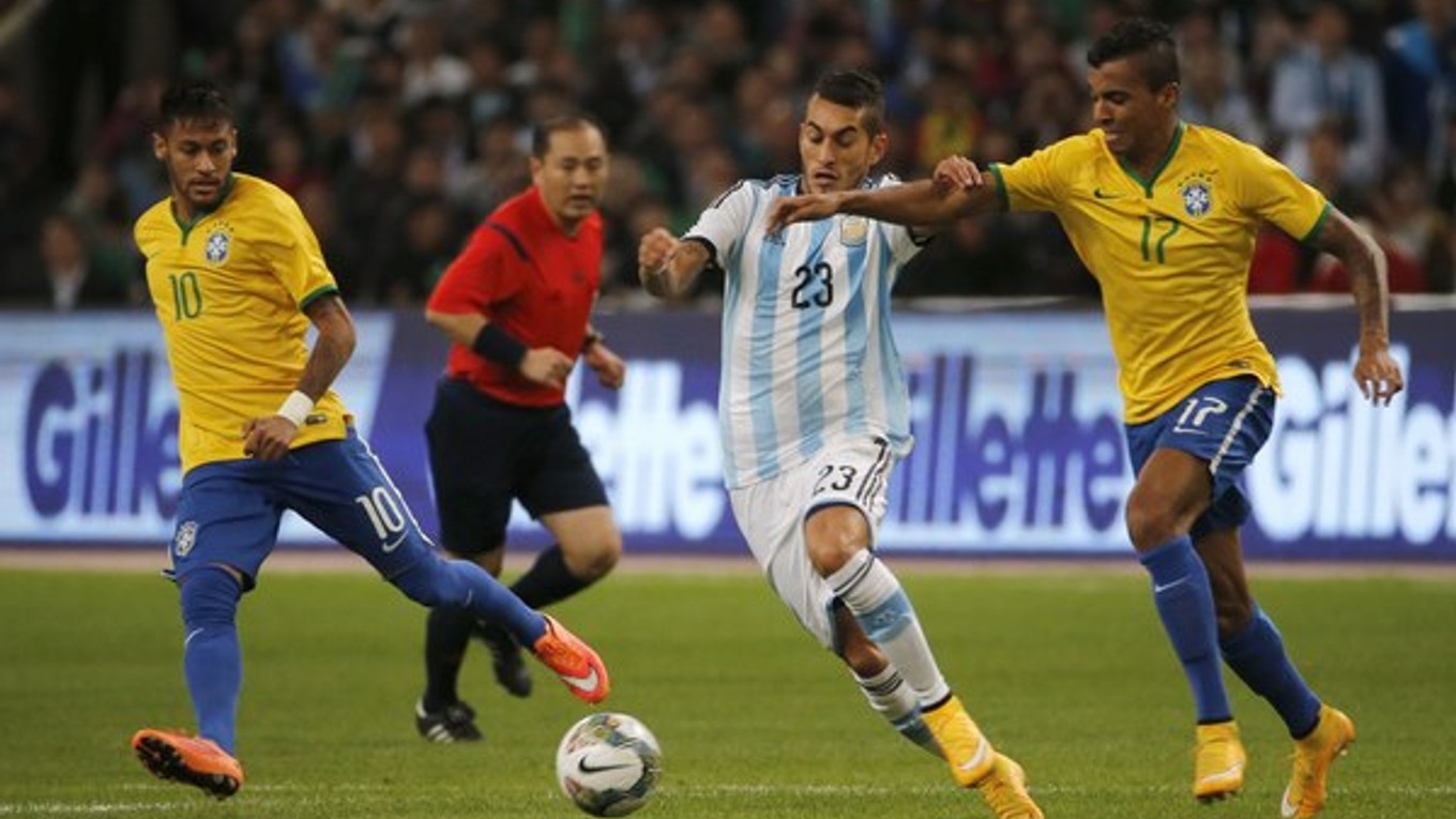 Pereyra z Argentíny, vľavo beží Neymar, vpravo Luiz Gustavo.
