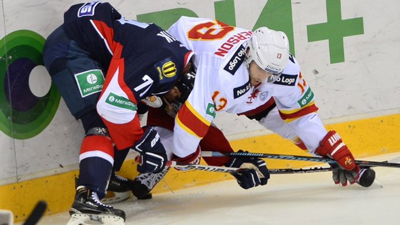 Tomáš Netík (Slovan) a vpravo Ryan Gunderson (Jokerit) v hokejovom zápase KHL.