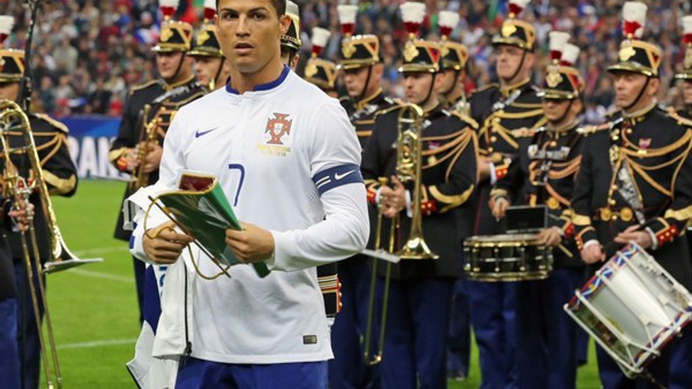Ronaldo v netradičnom bielo-modrom drese Portugalska v priateľskom zápase v Paríži.