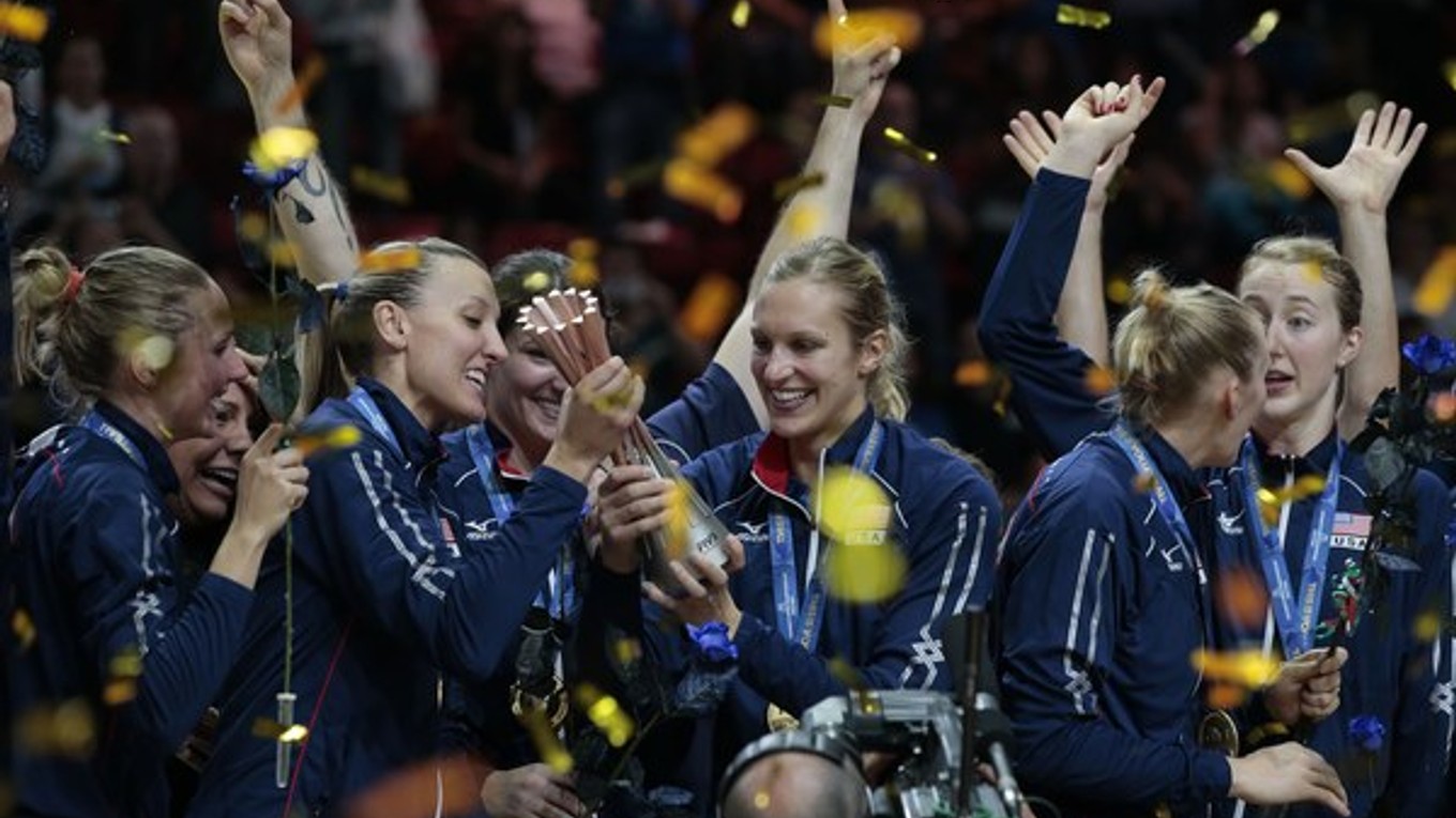 Americké volejbalistky sa radujú zo zisku titulu majsteriek sveta po víťazstve nad Čínou 3:1 vo finále.