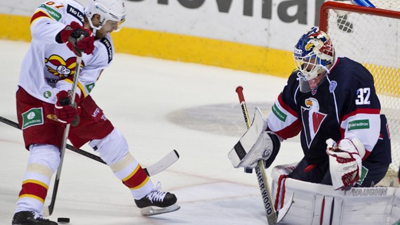 Jaroslav Janus (Slovan) a vľavo Linus Omark (Jokerit).