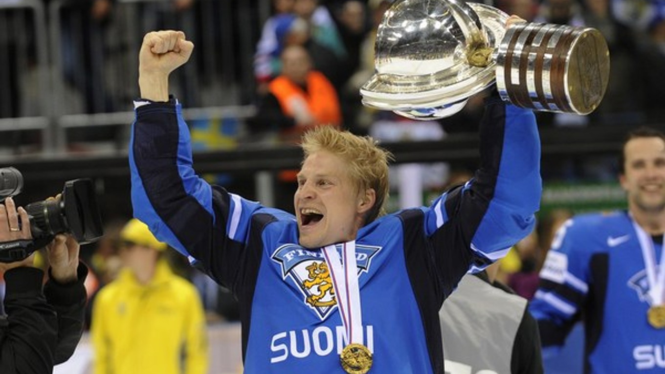Niko Kapanen s trofejou pre víťaza MS po víťazstve nad Švédskom 6:1 vo finále MS v ľadovom hokeji 2011 v Bratislave.
