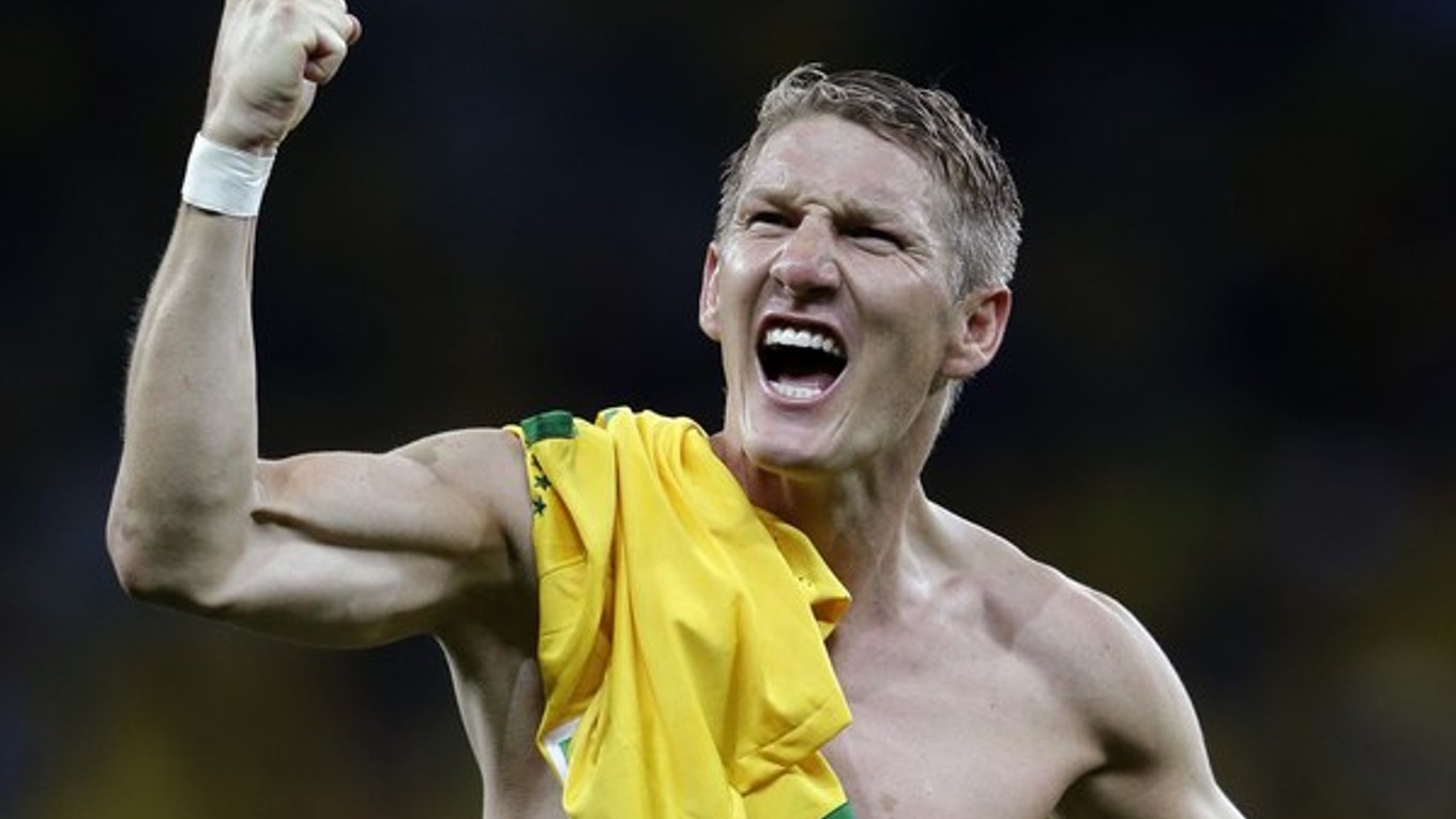 Na archívnej snímke z 8. júla 2014 nemecký futbalista Bastian Schweinsteiger sa raduje po semifinálovom zápase proti Brazílii na MS.