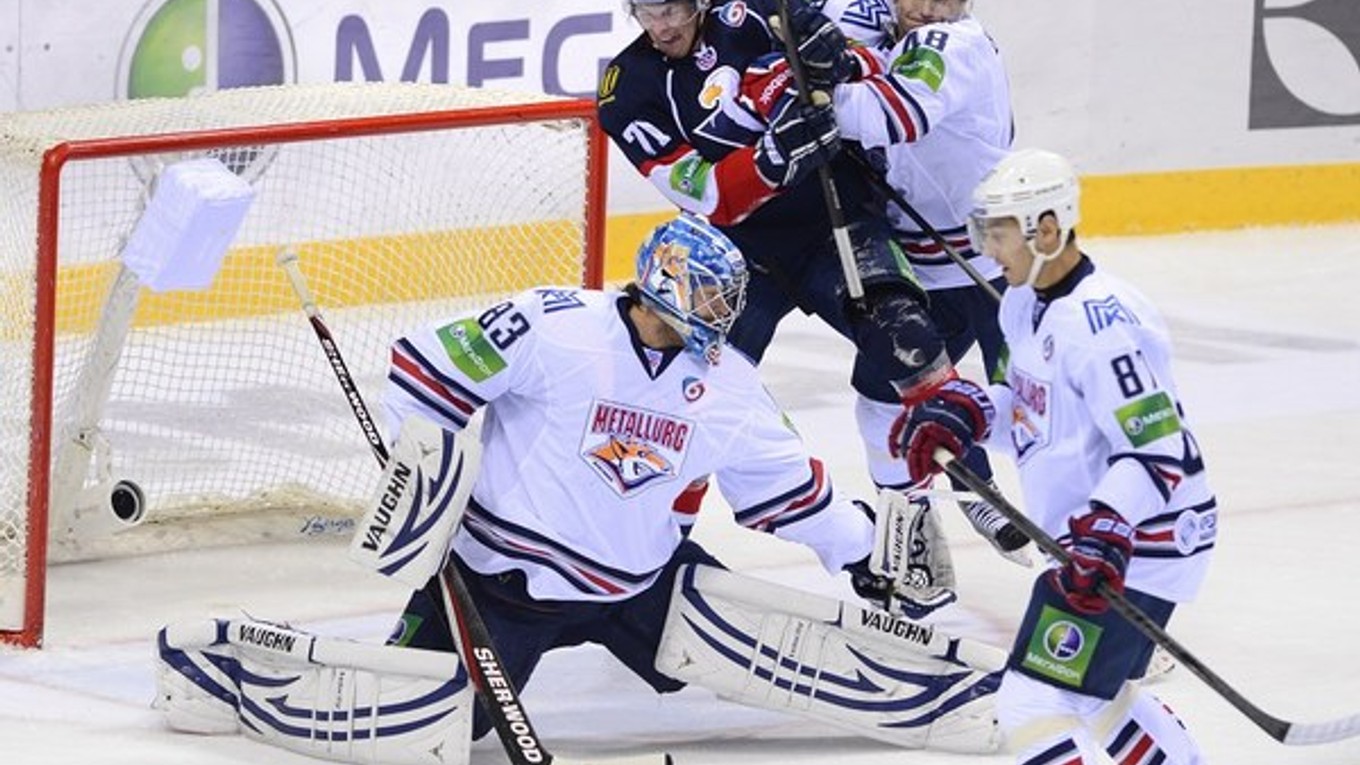 Hokejisti Magnitogorska počas minuloročného zápasu v Bratislave.