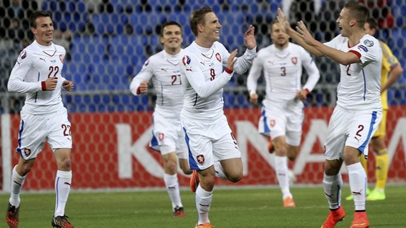 Česi oslavujú gól do bránky Kazachstanu.