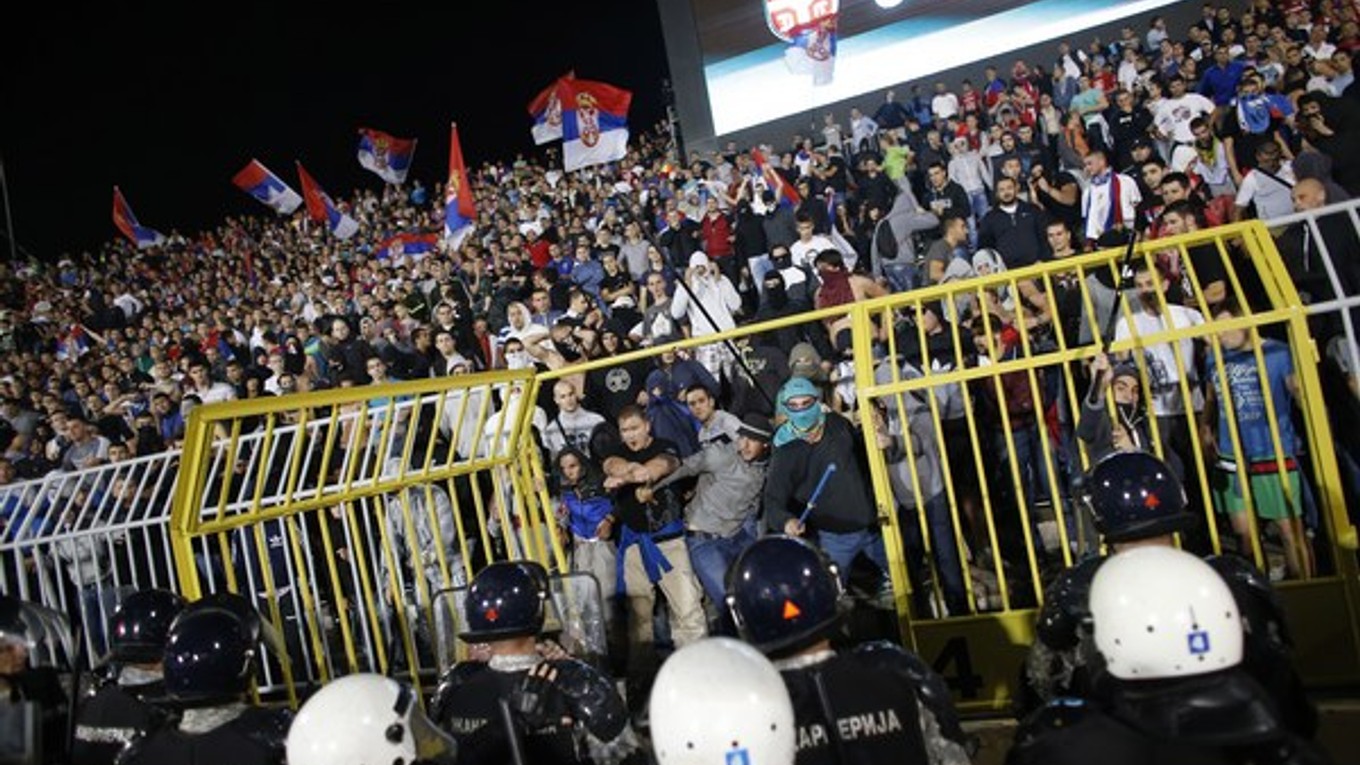 Priaznivci srbského tímu v kolízii s policajtami počas zápasu I-skupiny s Albánskom.