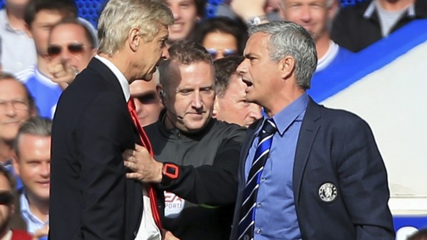 Wenger sa najskôr odmietol Mourinhovi (vpravo) ospravedlniť.