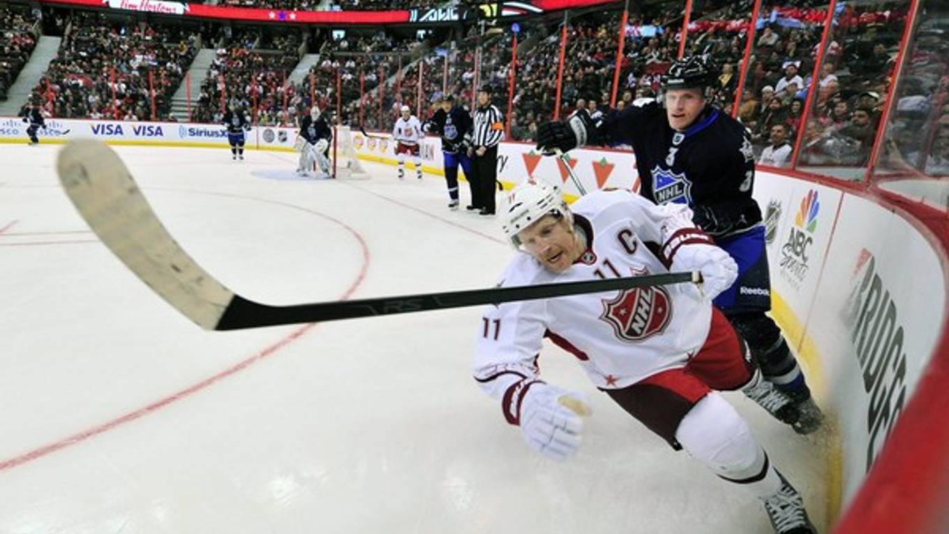 Daniel Alfredsson a Dion Phaneuf z Chárovho tímu v All stars NHL medzi výberom Zdena Cháru a tímom Daniela Alfredssona 29. januára 2012 v Ottawe.