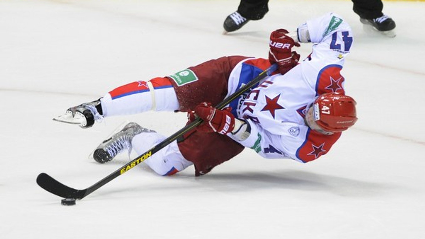 Hokejista CSKA Alexander Radulov padá v Bratislave 20. septembra 2014.