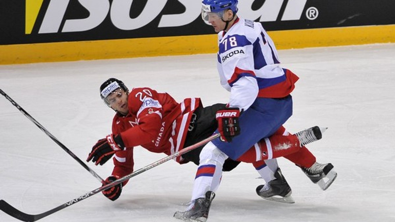 Z úvodného stretnutia Slovákov v skupine na MS proti  Kanade 4. mája 2012 v Helsinkách. Vpravo  Kristian Kudroč odstavuje Johna Tavaresa.