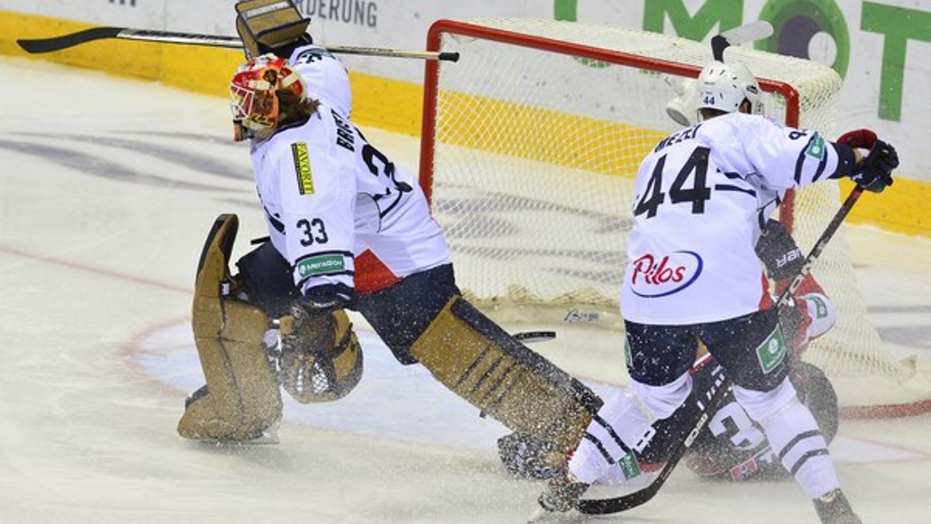 Zľava v popredí brankár Barry Brust a Branislav Mezei.