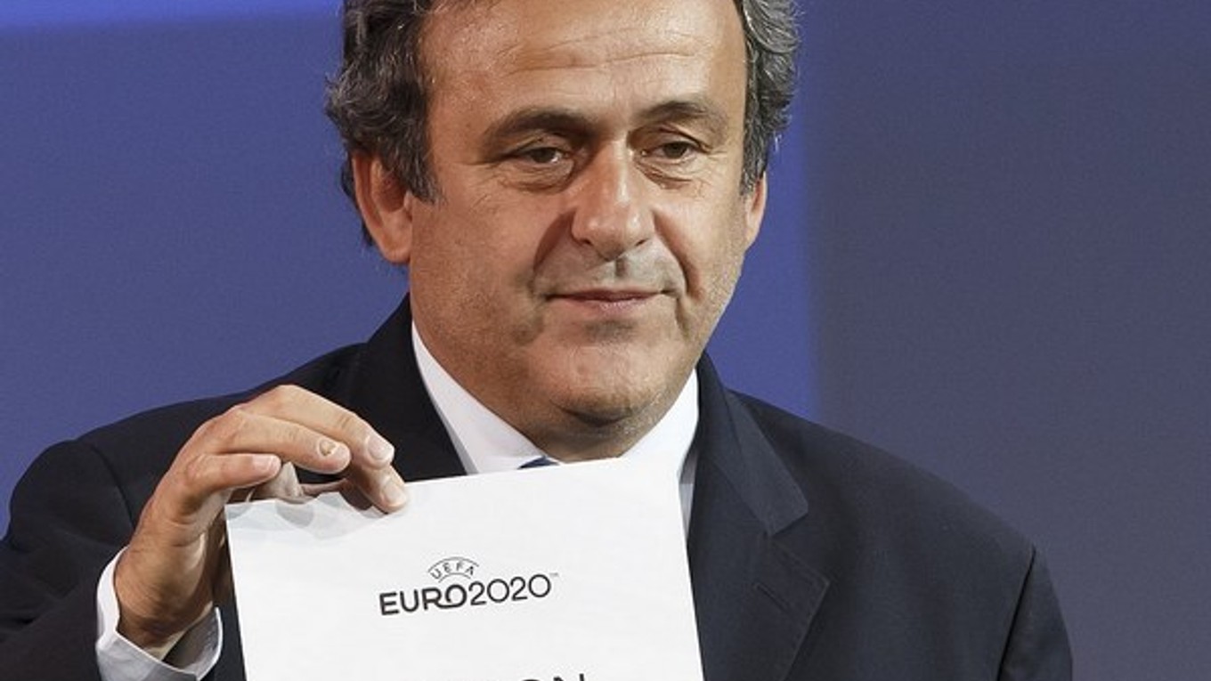 Šéf UEFA Michel Platin ukazuje lístok s nápisom Londýn, ktorý bude hostiť finále futbalových majstrovstiev Európy EURO 2020.