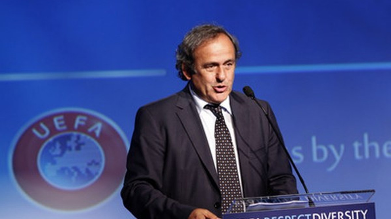 Michel Platini opäť podrobil ostrej kritike šéfa Medzinárodnej futbalovej federácie (FIFA) Seppa Blattera.