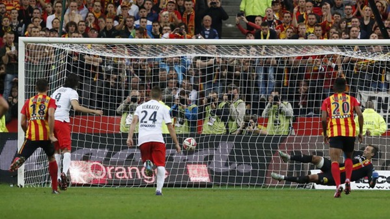 Edinson Cavani (vľavo) takto premieňa penaltu na 3:1.