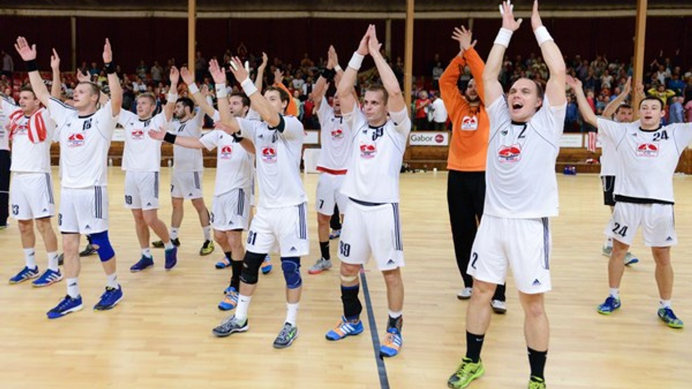 Hádzanári Topoľčian sa tešia z postupu.