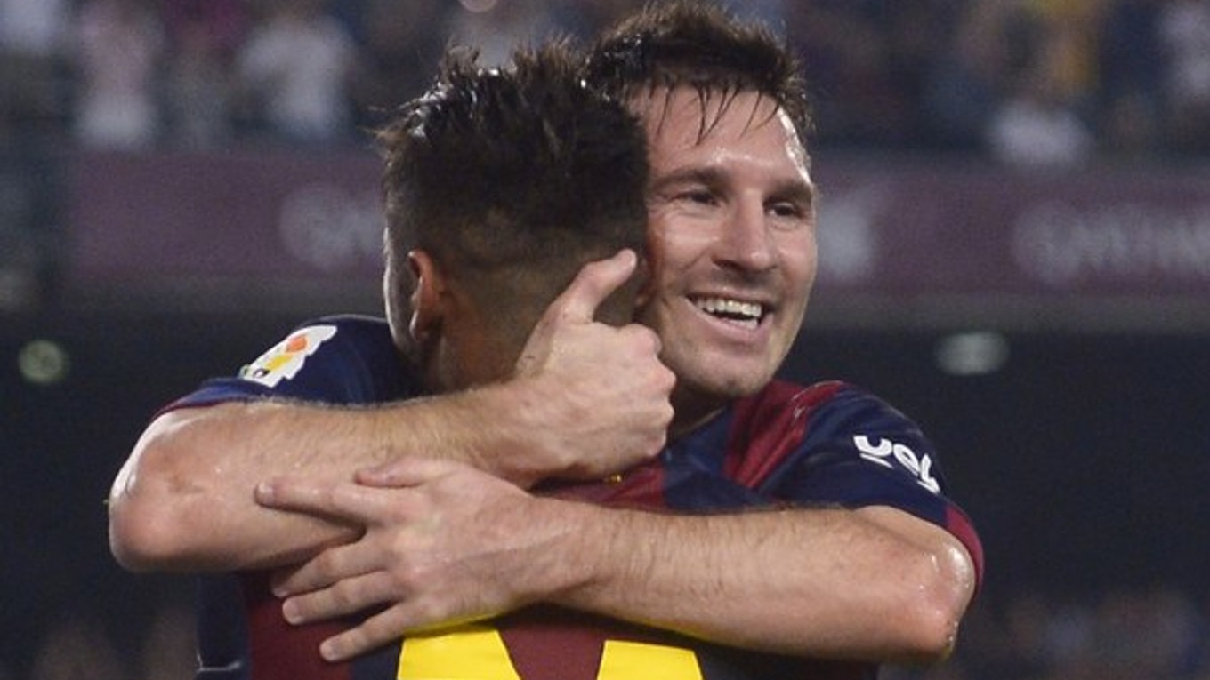 Lionel Messi sa teší z gólu so spoluhráčom Neymarom.