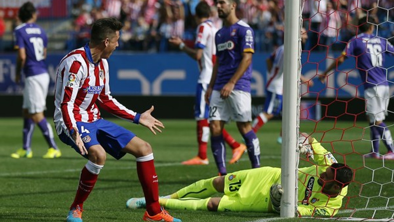 Jose Maria Gimenez (v popredí) z Atlética Madrid sa teší z gólu svojo spoluhráča Tiaga.