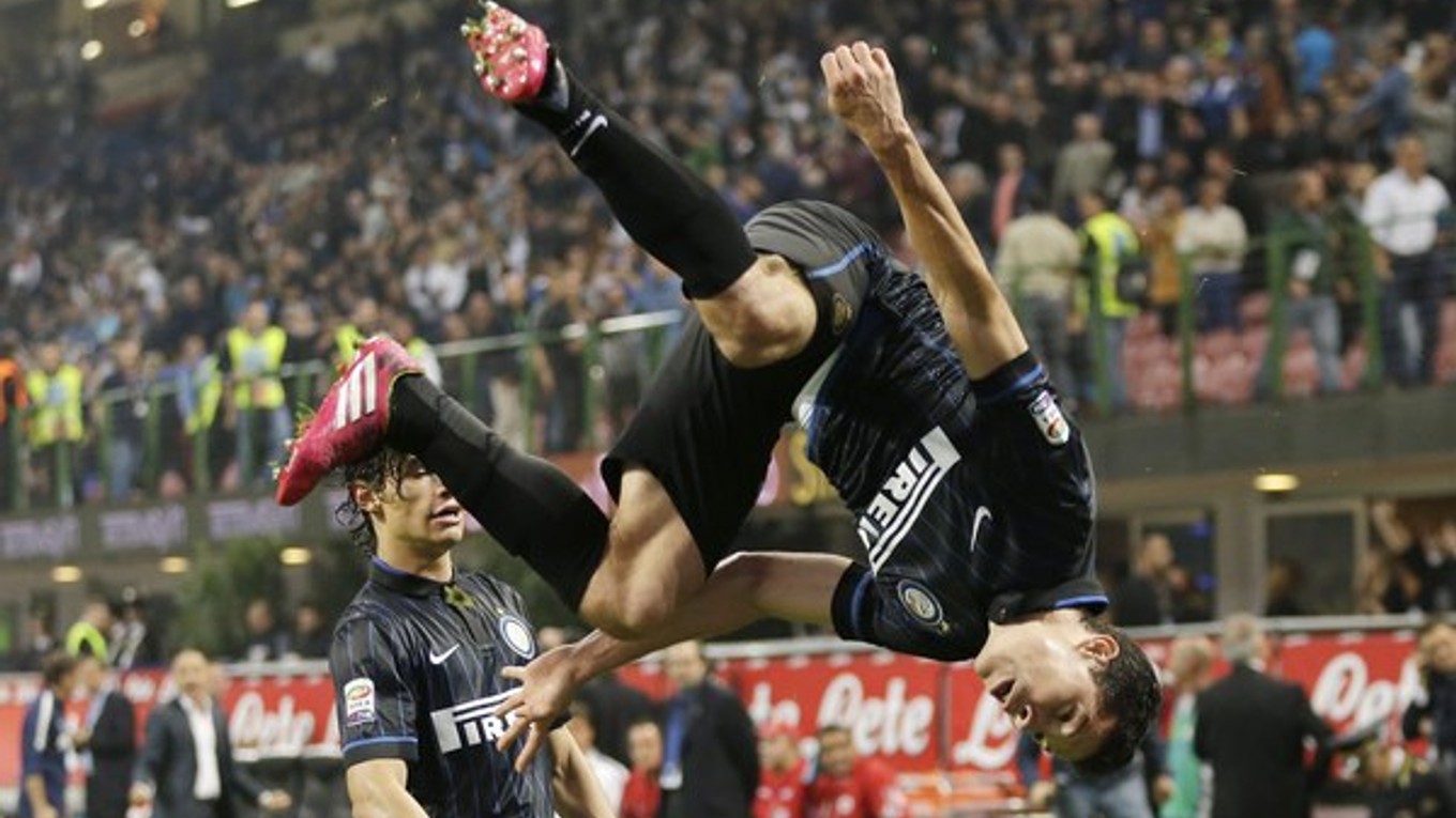 Anderson Hernanes z Interu Miláno a jeho salto po góle, ktorým vyrovnal v nadstavenom čase na 2:2.
